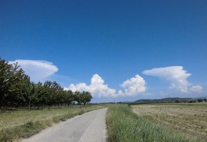 On retrouve les formes caractéristiques d'enclumes des cumulonimbus à gauche et droite. (photo taken by Glg) [CC BY-SA 2.0 de ()], 